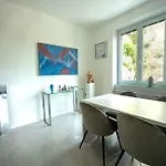 Ruhige Unterkunft Mit Einer Schoenen Aussicht