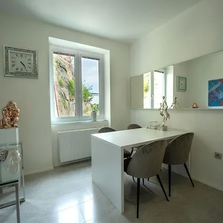 Ruhige Unterkunft Mit Einer Schoenen Aussicht Apartment